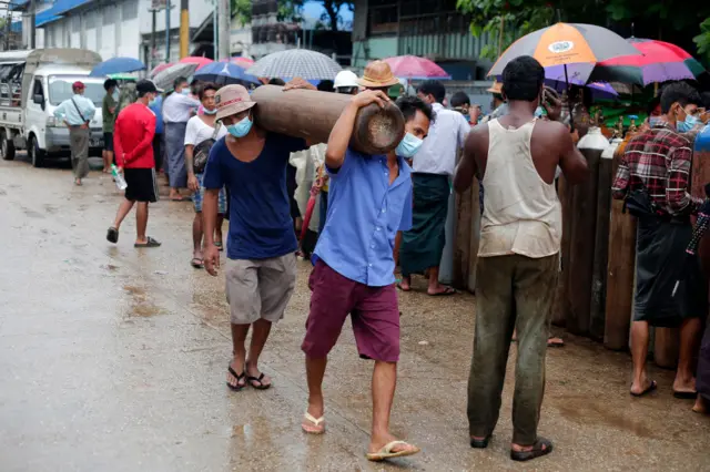 အောက်ဆီဂျင် စက်ရုံရှေ့ မြင်ကွင်း။ ဇူလိုင် လလယ်၊ ရန်ကုန်