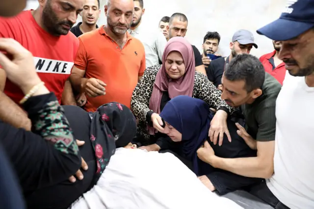 والدة الطفل في وداعه