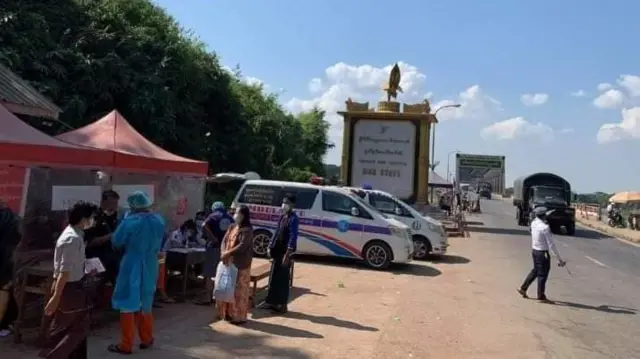 မွန်ပြည်နယ်မော်လမြိုင်က မြို့ပေါ်ရပ်ကွက်တွေမှာလည်း ကိုဗစ်ပိုးတွေ့လူနာတွေများလာလို့ မြို့အဝင်မှာကတည်းက  ရောဂါကာကွယ်ထိန်းချုပ်ရေးတွေ ပြန်လုပ်လာ