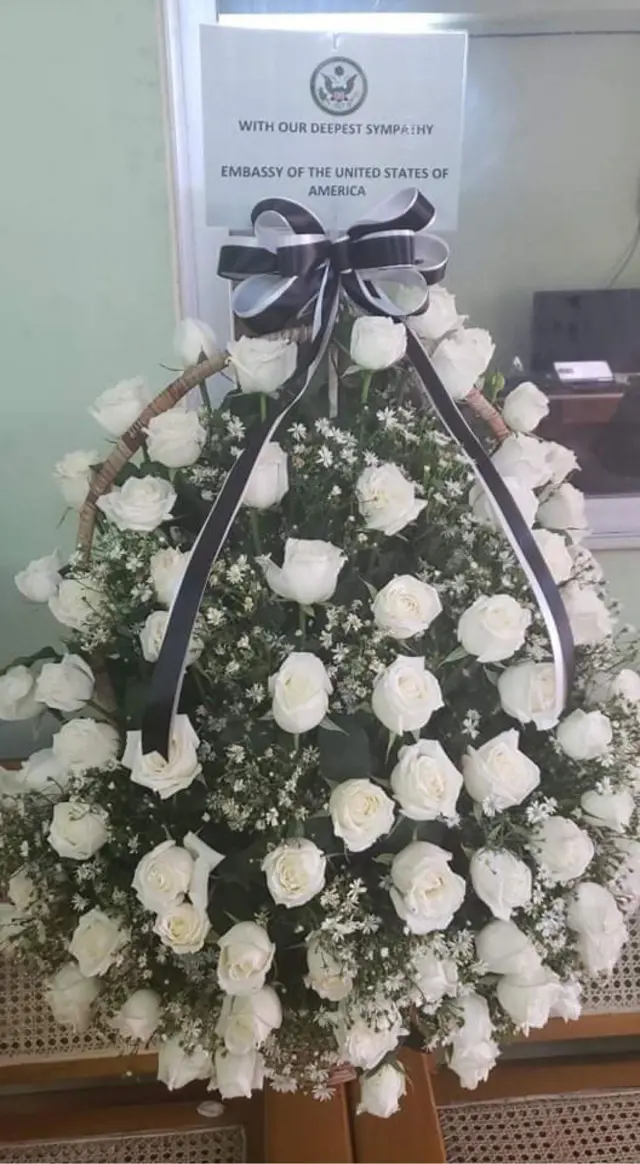 ရန်ကုန်က အမေရိကန်သံအမတ်က ဦးဉာဏ်ဝင်းကွယ်လွန်မှုအတွက် ဝမ်းနည်းကြောင်း ကျန်ရစ်သူ မိသားစုထံပေးပို့တဲ့ ပန်းခြင်း
