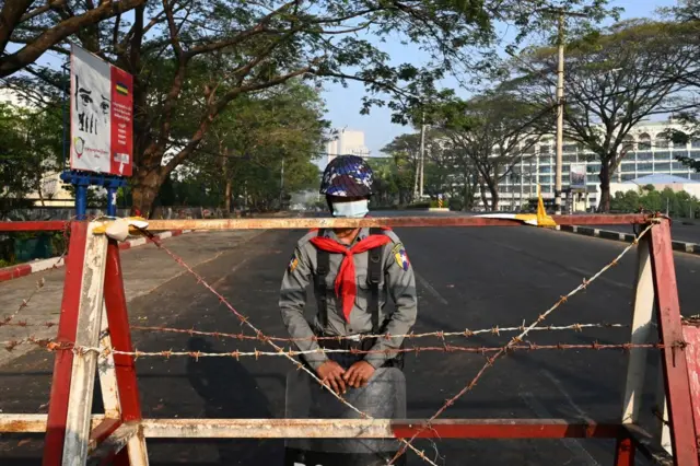 ရန်ကုန်မြို့က ဗဟိုဘဏ်အဆောက်အအုံရှိရာ စက်မှု ၁ လမ်းမကြီးကိုတော့ ဖေဖော်ဝါရီလနှောင်းပိုင်းကတည်းက ပိတ်ထားပါတယ်။