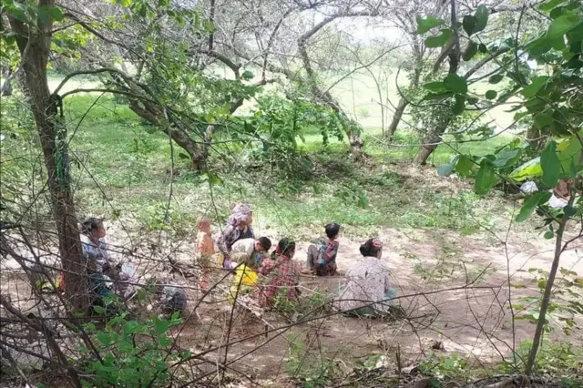 ခုရက်ပိုင်းအတွင်း ယင်းမာပင်နဲ့ ကနီနယ်ထဲမှာ စစ်ကောင်စီဘက်က လှုပ်ရှားမှုတွေရှိနေပြီး ကနီမှာ ရွာတွေထဲ ခြောက်လှန့်ပစ်ခတ်တာတွေရှိနေလို့ တိမ်းရှောင်နေရတယ်ဆိုပြီး ဒေသခံတွေက ပြောပါတယ်။