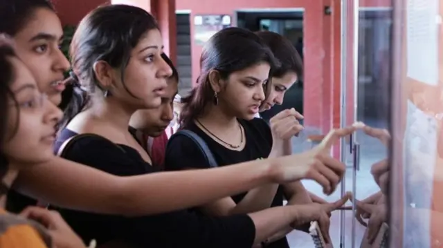 अपना रिज़ल्ट देखने की कोशिश करती कुछ लड़कियां