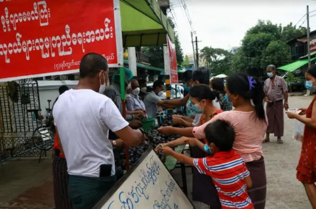 ကြက်ဥ ၅လုံး ၁၀၀ ကျပ် နဲ မွတ်စလင်လူငယ် လူမှုကူညီရေးအသင်းရောင်းချ
