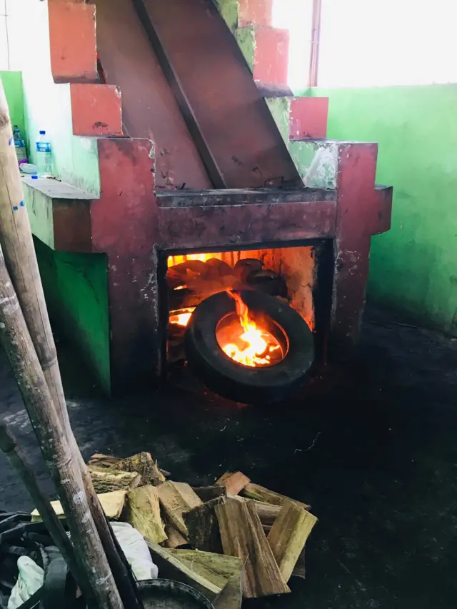 မီးသင်္ဂြိုဟ်စက်ပိတ်ထားလို့ တာယာကွင်းတွေပေါ်တင်မီးရှို့ပေမယ့် မကျက်တကျက် ဖြစ်လို့ မြေပြန်မြုပ်