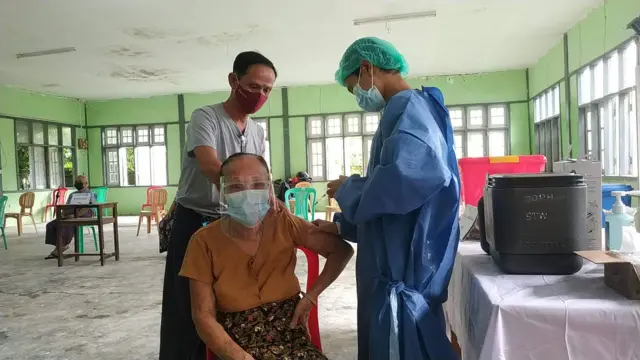 ရခိုင်ပြည်နယ်မှာ ကိုဗစ်- ၁၉ ရောဂါ ကူးစက်မှုတွေ ဖြစ်ပွားကတည်းက ကာကွယ်ဆေးတွေထိုးပေးနေတာ အခုတစ်ကြိမ်က တတိယအကြိမ်ဖြစ်ပါတယ်။