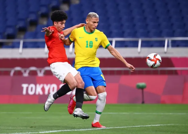 اللاعبان البرازيلي "ريتشارليسون" والمصري "عمار حمدي"