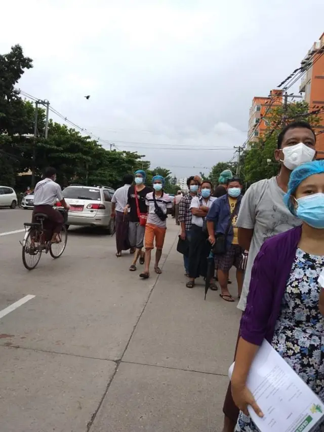 အာဏာပိုင်တချို့လာရောက်တားဆီးတာကြောင့် ရုတ်တရက်ဆေးဆိုင်ပိတ်