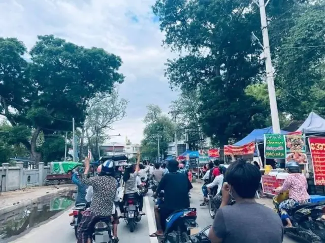 မုံရွာ ညစျေးတန်း က ရုံးကြီးလမ်းမပေါ်မှာ ညနေပိုင်းမှာဖွင့်တာဖြစ်ပါတယ်။