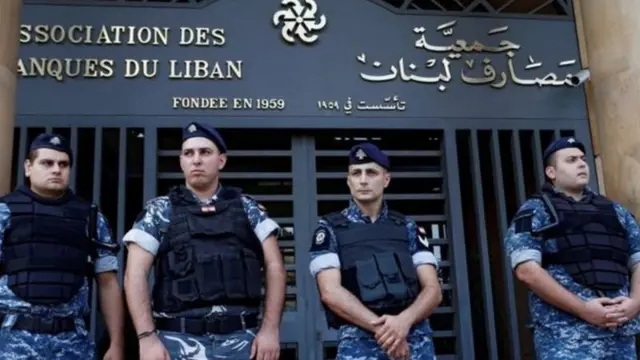 عناصر من الجيش أمام باب مصرف لبنان