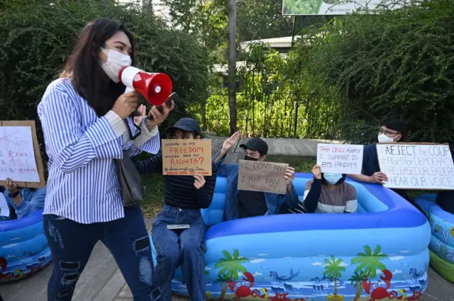 ဂျပန်နိုင်ငံအနေနဲ့ စစ်အာဏာသိမ်းမှုကို ရှုတ်ချဖို့ လူငယ်တွေက ရန်ကုန်မြို့မှာရှိတဲ့ ဂျပန်သံရုံးရှေ့မှာ ဖေဖော်ဝါရီလအတွင်း ဆန္ဒပြခဲ့ကြပါတယ်။