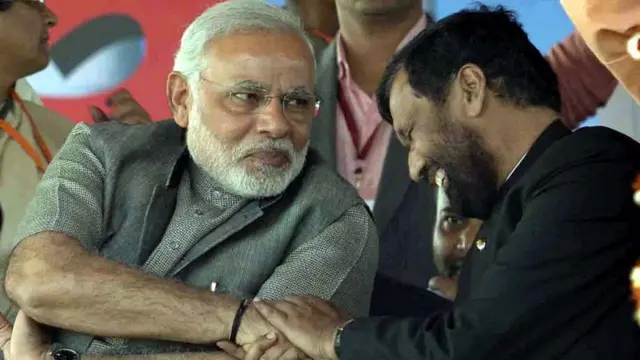 प्रधानमंत्री नरेंद्र मोदी और रामविलास पासवान