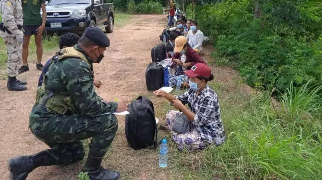 ပြီးခဲ့တဲ့ရက်ပိုင်းကလည်း နယ်စပ်ကနေ ထိုင်းဘက်ကို တရားမဝင်ဝင်ရောက်လာတဲ့မြန်မာနိုင်ငံသားတချို့ ဖမ်းဆီးခံခဲ့ရပါတယ်။