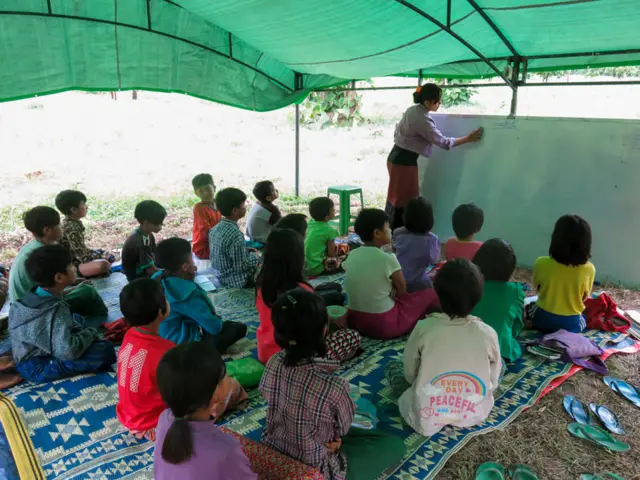 ဒီမော့ဆိုမှာ စစ်ဘေးရှောင်တွေအချင်းချင်း ကိုယ်ထူကိုယ်ထ စာပြန်သင်ပေးနေ