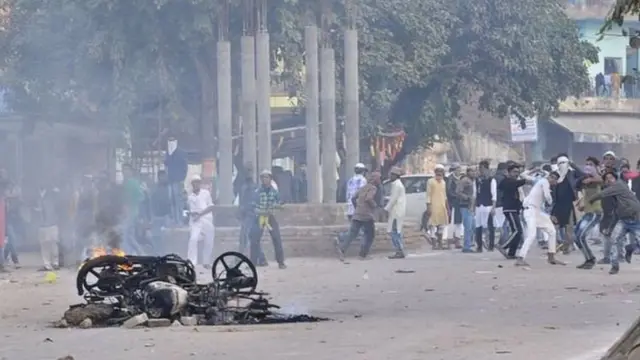 उत्तर प्रदेश में हुई हिंसा की एक तस्वीर
