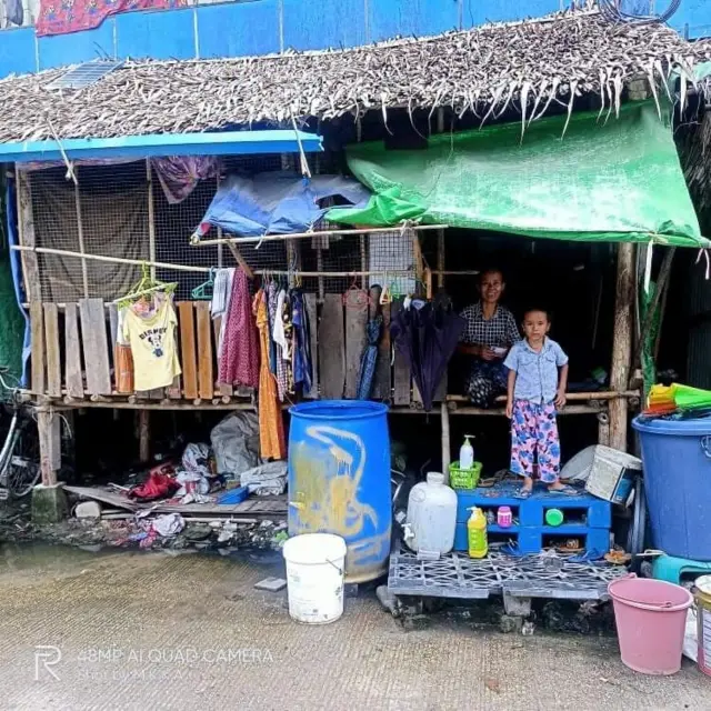 လှိုင်သာယာက အလံဝါထောင်အိမ်တွေကို အကသ ကျောင်းသားလူငယ်တွေ ကူညီ