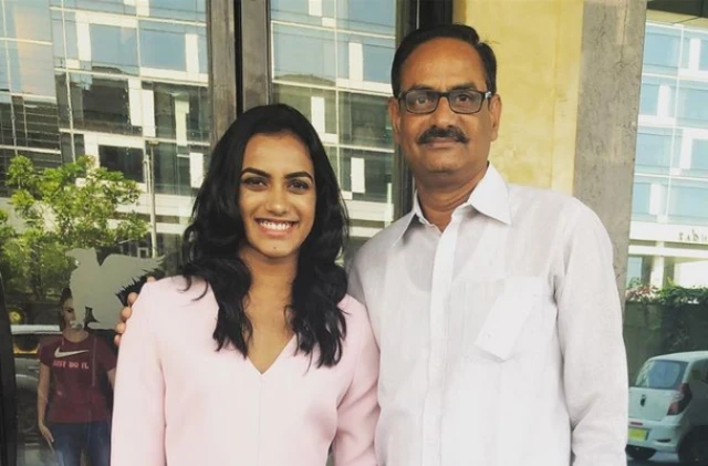 सिंधु पिता के साथ