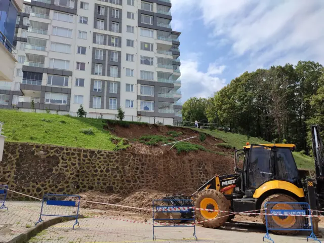 Ünye ilçesindeki Korukent Sitesi'nde heyelan nedeniyle 36 dairelik blok boşaltıldı