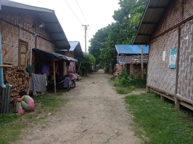 လူဦးရေ သုံးထောင်ခန့် နေထိုင်တဲ့မိုင်းနားစစ်ရှောင်စခန်း