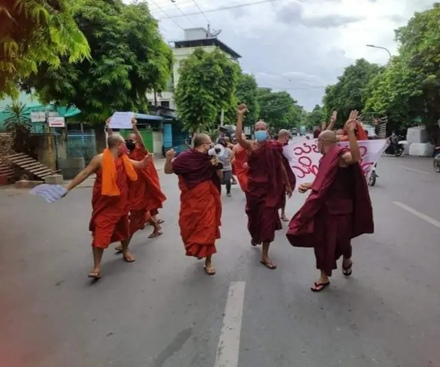 သပိတ်ဖြိုခွင်းဖမ်းဆီးခံရလို့ သံဃာတော်တချို့ ထွက်ပြေးတိမ်းရှောင်ရ