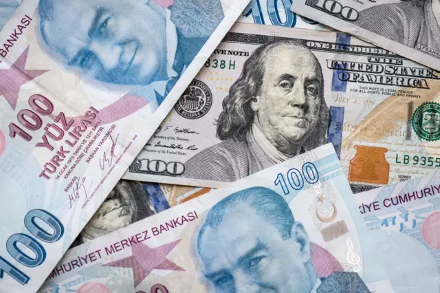 Credit Suisse ekonomistleri, TCMB'nin faiz indirmesi ya da indirim için gelecek ayı işaret etmesi durumunda kısa vadede dolar/TL'nin 8,80'e çıkabileceğini öngörüyor