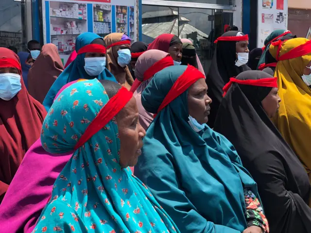 Qoysaska oo isu soo bax ka dhigay afaafka hore ee isbitaalka Digfeer