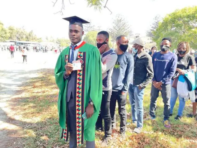 Mpigakura akiwa amevaa joho la kuhitimu mafunzo