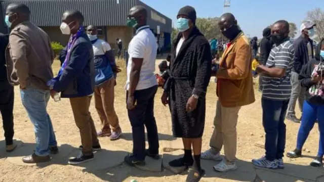 Mpigakura akiwa amevaa joho la bafuni