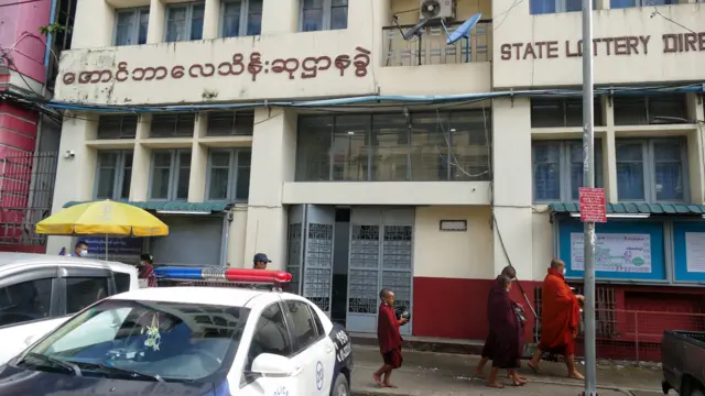 တရားမဝင်ထီထိုးရင်ငွေစာရင်းအပိတ်ခံရတဲ့အထိဖြစ်လာနိုင်တယ်လို့အောင်ဘာလေထီဘက်ကပြောလာ