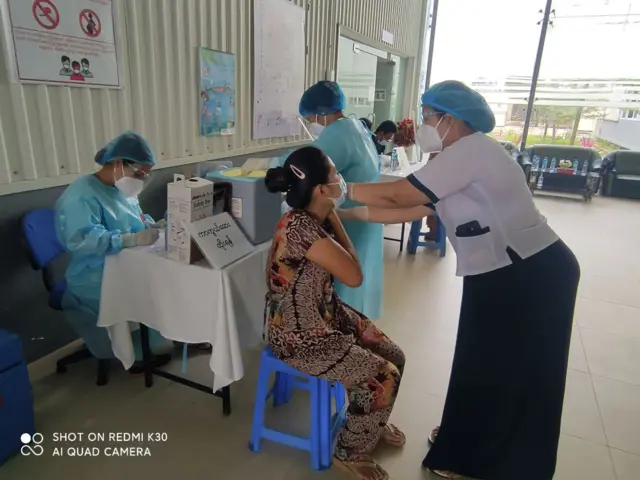 ပုသိမ်က အထည်ချုပ်ဝန်ထမ်း နှစ်ထောင်နီးပါး ကိုဗစ်ကာကွယ်ဆေး ထိုးပြီးပြီ