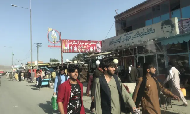 Mọi người đổ xô về nhà sau khi Taliban tiến vào Kabul, Afghanistan, ngày 15 tháng 8 năm 2021