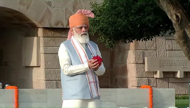प्रधानमंत्री मोदी से आज सवेरे राजघाट पर महात्मा गांधी की समाधी पर फूल चढ़ाए.
