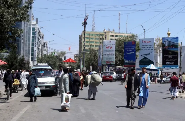 Những người Afghanistan đổ xô về nhà sau khi có tin tức cho biết Taliban đã đến Kabul, ngày 15 tháng 8 năm 2021