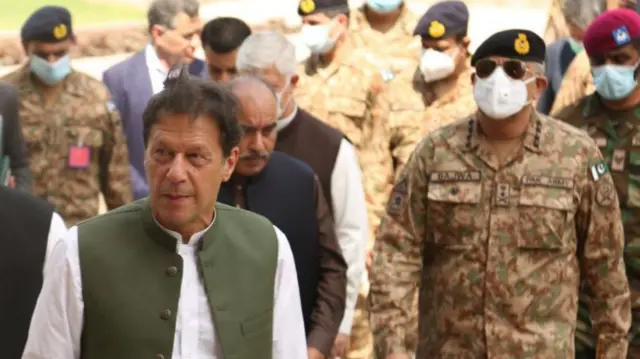 عمران خان، باجوہ