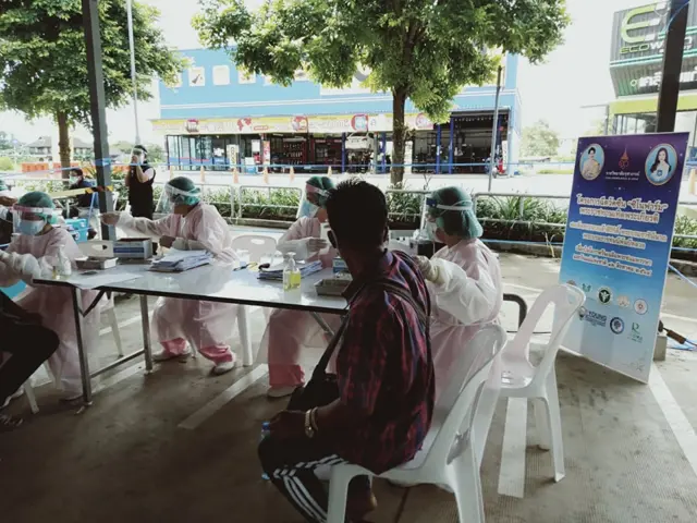 မဲဆောက်မှာ မြန်မာနိုင်ငံသားတွေကို ကာကွယ်ဆေးထိုးနေစဥ်