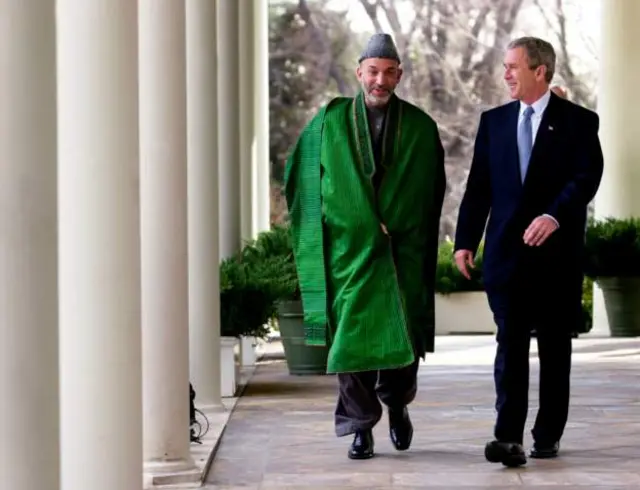 Cựu Tổng thống Mỹ George W Bush và Cựu Tổng thống Afghanistan Hamid Karzai