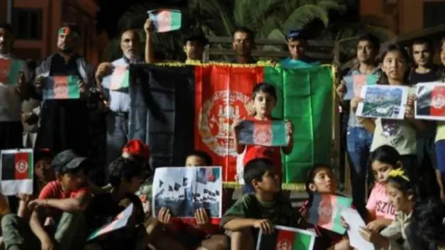 Midilli Adası'ndaki Afgan göçmenler, Taliban'ın yönetimi ele geçirmesini protesto etti.