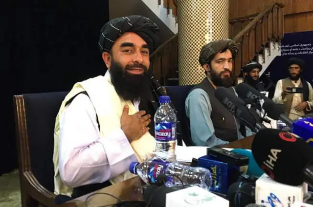 Zabihullah Majahid (bên trái), người phát ngôn của Taliban trong cuộc họp báo ngày 17/8