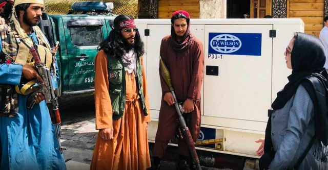 سکینه امیری در حال مصاحبه با طالبان