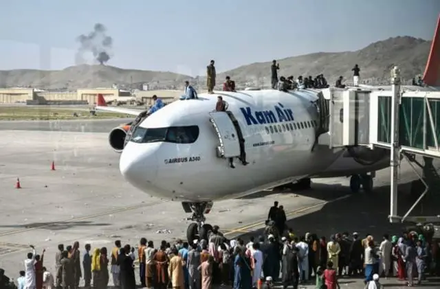 Mutanen Afghanistan a tashar jirgin Kabul