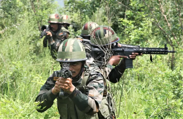 नियंत्रण रेखा के पास चरमपंथियों के लिए तलाशी अभियान चलाते सुरक्षाकर्मी