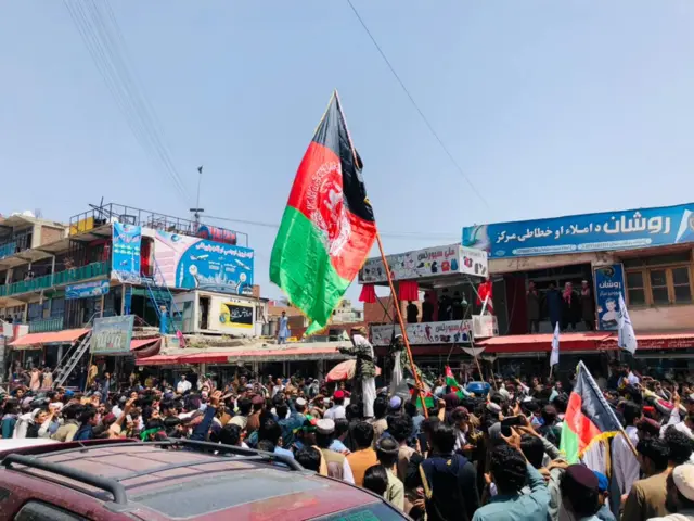 बुधवार को अफ़ग़ानिस्तान के जलालाबाद और खोस्त शहरों में लोगों ने झंडे के साथ प्रदर्शन किए थे