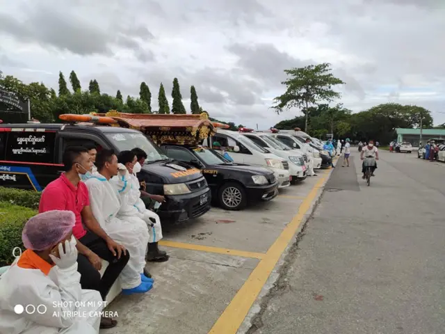 ဇူလိုင်လ ၁၉ ရက် ရန်ကုန်ရေဝေး သုသာန် မှာ သင်္ဂြိုဟ်ဖို့ စောင့်ဆိုင်နေကြသူမျာ