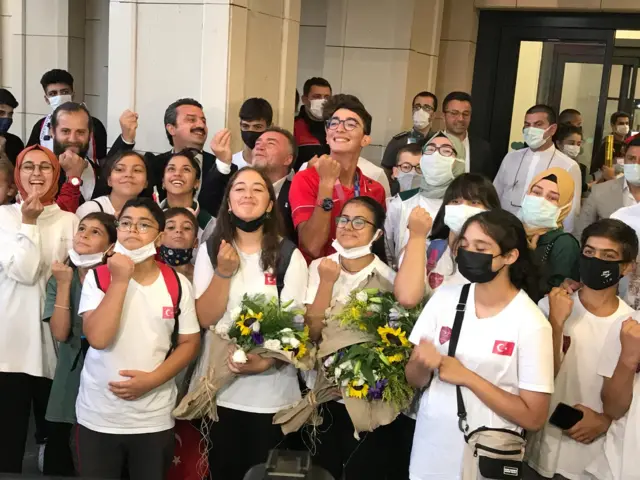 Olimpiyat şampiyonu milli okçu Mete Gazoz Türkiye'ye döndü: Benim için boynumdaki altın madalyadan ziyade küçük kardeşlerime örnek olabilmek daha önemli