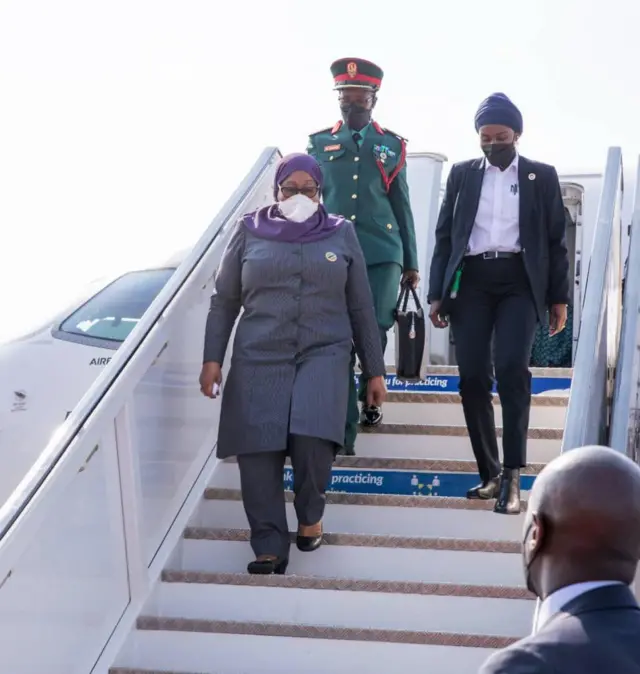 Rais samia akishuka katika ndege iliomsafirisha hadi nchini Rwanda