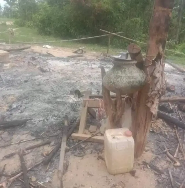 ကနီမြို့နယ်တောင်ပေါက်ကျေးရွာကမီးလောင်မြင်ကွင်း၊ မီးရှို့ခံထားရတဲ့ ရုပ်အလောင်းတွေတွေ့ရှိတယ်လို့ ဒေသခံတွေပြော၊ ကနီဒေသဘက်က စစ်ရှောင်တွေထဲမှာ ကိုဗစ်ကူးစက်မှုတွေရှိလာ၊