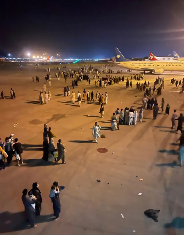 باشرت دول عدة عمليات لإجلاء رعاياها ومواطنين محليين جوا إلى مناطق آمنة