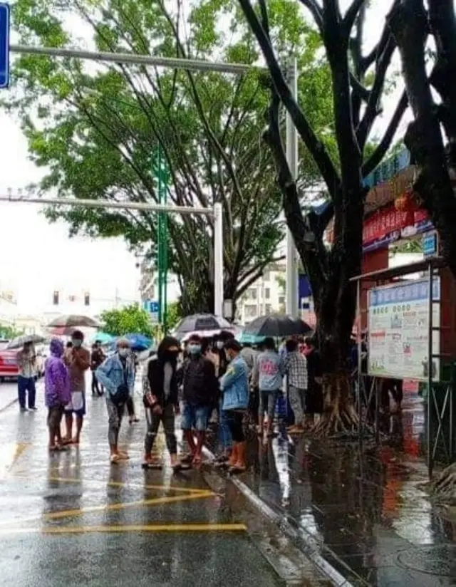 တရုတ် - မြန်မာနယ်စပ်တရုတ်ဘက်ခြမ်း ရွှေလီမြို့မှာ မြန်မာလုပ်သားရာချီပြန်ဖို့စောင့်ဆိုင်းနေရ