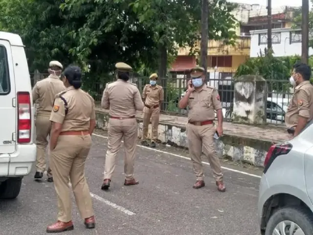 अमिताभ ठाकुर के घर के बाहर इकट्ठा पुलिस कर्मी