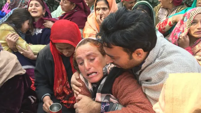 विलाप करतीं बीजेपी नेता फ़िदा हुसैन की मां